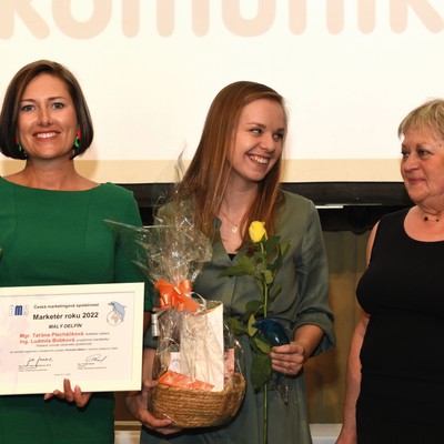 Market�r roku 2022 - Mal� delf�n - Mgr. Ta��na Plech��kov�, �editelka nadace, Ing. Ludmila Bobkov�, projektov� mana�erka Nadace rozvoje ob�ansk� spole�nosti - za vytvo�en� �sp�n�ho charitativn�ho projektu Pomozte d�tem s v�raznou podporou m�di�