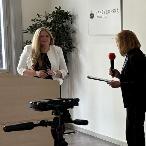 �esk� marketingov� spole�nost - Um�l� inteligence � dal�� miln�k ve v�uce marketingu, aneb u��me pro z�t�ek